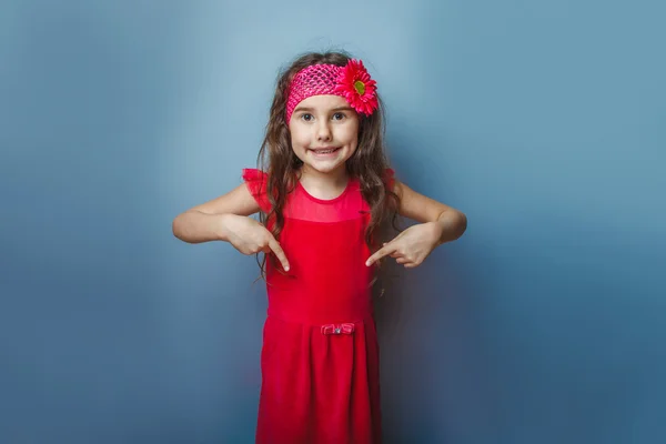 Teen girl of European appearance five years indicates thumbs dow — Stock Photo, Image