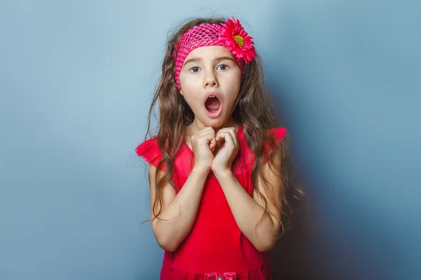 Tiener meisje van Europees uiterlijk vijf jaar de vreugde van de verrassing — Stockfoto