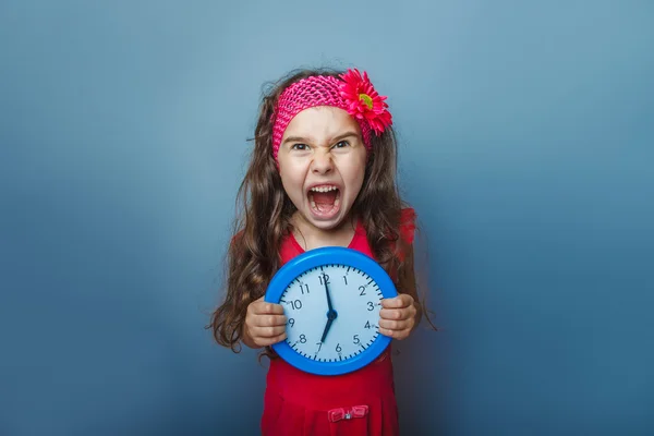 Adolescente chica de europeo apariencia sostiene cinco relojes abierto su mo — Foto de Stock