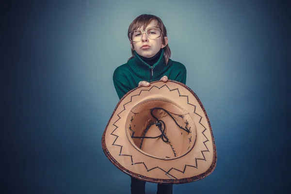 Avrupa görünümlü çocuk şapkası, elinde bardaklarda on yıllık bir olmak — Stok fotoğraf