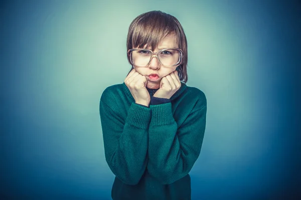 Ragazzo dall'aspetto europeo di dieci anni rancore contro un backgrou grigio — Foto Stock