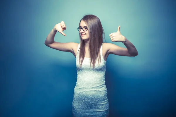 Ragazza dall'aspetto europeo di vent'anni che mostra i pollici verso il basso, gio — Foto Stock