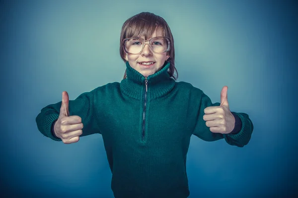 Підліток хлопчик коричневі волосся європейських появи в зелений светр ret — стокове фото