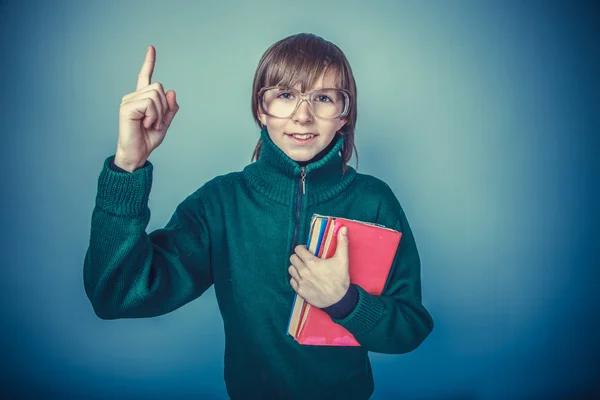 Adolescente ragazzo capelli castani aspetto europeo in maglione verde arguzia — Foto Stock