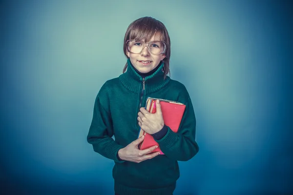 Ragazzo adolescente aspetto europeo in abito retrò con gli occhiali alcol — Foto Stock