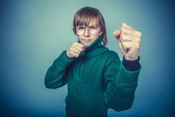 Jongen tiener Europees uiterlijk in zonnebril groene trui — Stockfoto