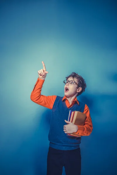 Europese uitziende jongen van tien jaar in glazen duimschroef opwaarts, de — Stockfoto