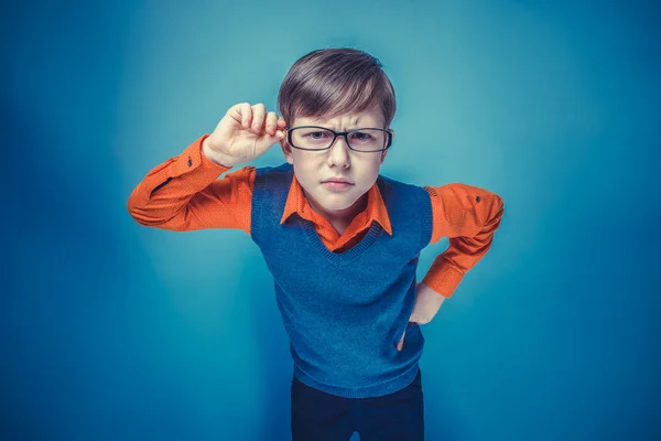 Ragazzo europeo di dieci anni con gli occhiali accigliati, infelice — Foto Stock