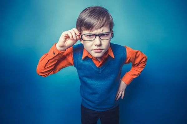 Europese uitziende jongen van tien jaar in glazen fronsen, ongelukkig — Stockfoto