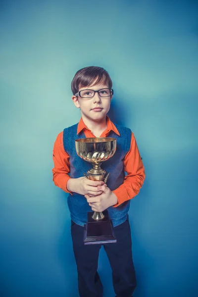 Europese uitziende jongen van tien jaar in glazen holding een kop, awa — Stockfoto