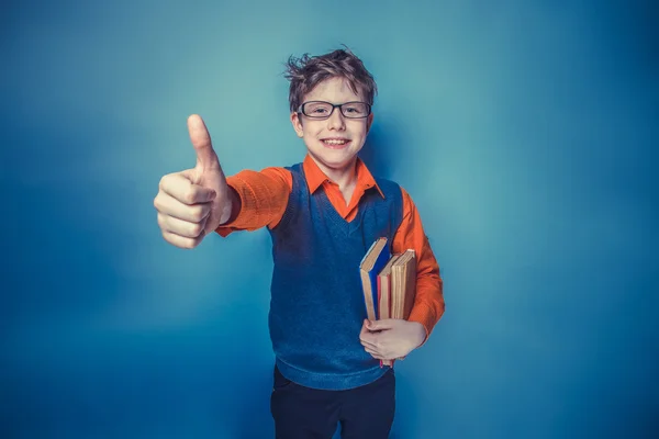 Europäisch aussehender zehnjähriger Junge in Brille zeigt Daumen hoch, — Stockfoto