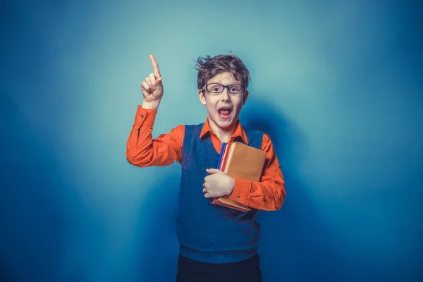 Der europäisch aussehende Junge von zehn Jahren mit Brille reckt den Daumen in die Höhe. — Stockfoto