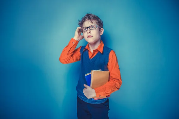 Europese uitziende jongen van tien jaar in glazen denken bedoeling — Stockfoto