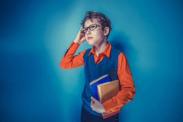 Ragazzo dall'aspetto europeo di dieci anni in occhiali pensando intenl — Foto Stock