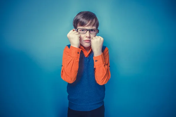 Rapaz de aparência europeia de dez anos de óculos franzidos, infeliz — Fotografia de Stock