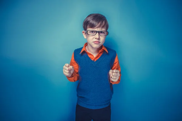 Rapaz de aparência europeia de dez anos de óculos franzidos, infeliz — Fotografia de Stock