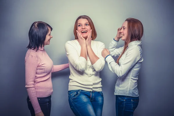 Drei weibliche Freundinnen Mädchen Klatsch Gerüchte Überraschung su — Stockfoto