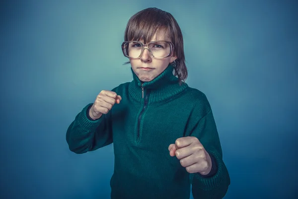 Европейский мальчик 10 лет в очках, хмурящийся, расстегивающий — стоковое фото