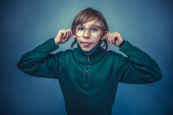 Evropská hledá chlapce deset let ukazuje na jazyk škádlí — Stock fotografie
