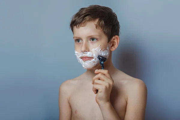 De jongen van de Europees uiterlijk tien jaar persoon scheert, scheren — Stockfoto