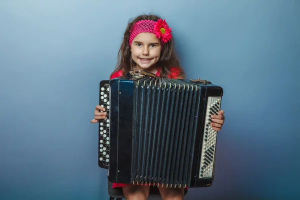 Una ragazza di sette bruna aspetto europeo in un abito luminoso p — Foto Stock