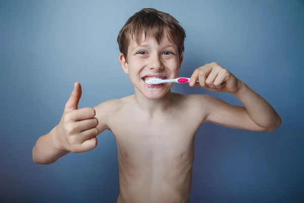 Adolescente ragazzo di circa dieci anni aspetto europeo marrone nudo — Foto Stock