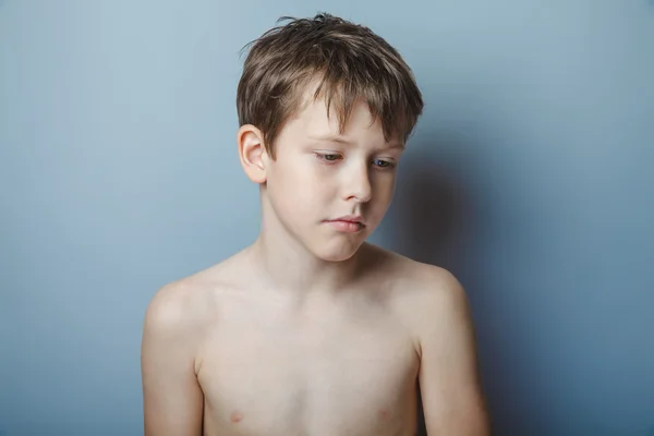 Dospívající chlapec o deset let Evropského vzhledu hnědé nahý — Stock fotografie