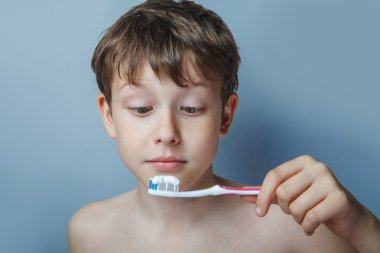 Avrupa görünüm çıplak gövde fırçalama o 10 yaşında bir çocuk