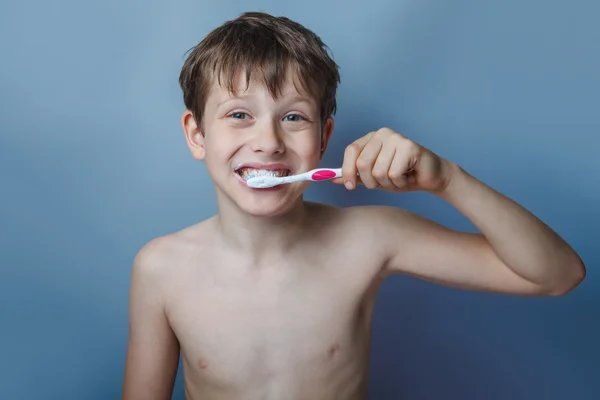 Un ragazzo di 10 anni di aspetto europeo nudo torso spazzolatura lui — Foto Stock