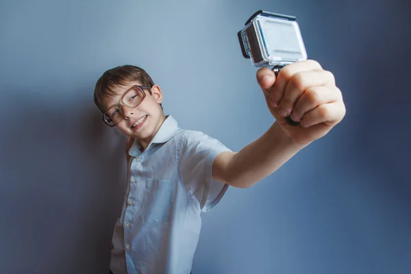 Gözlüklü tutan Avrupa görünüm 10 yaşında bir çocuk bir — Stok fotoğraf