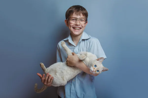 Um menino de 10 anos de aparência europeia com óculos segurando um — Fotografia de Stock