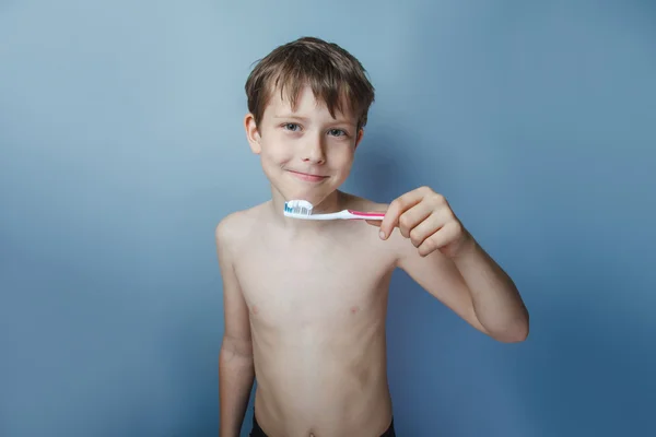 Un ragazzo di 10 anni di aspetto europeo nudo torso spazzolatura lui — Foto Stock