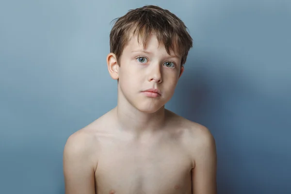 Um menino de 10 anos de aparência europeia retrato de tronco nu em — Fotografia de Stock