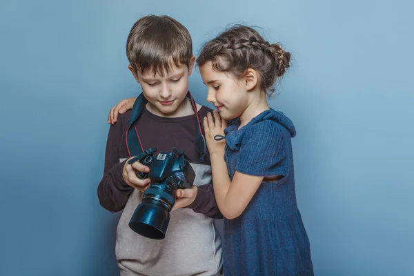 Dospívající chlapec s dívkou sledovat snímky ve fotoaparátu na velké — Stock fotografie