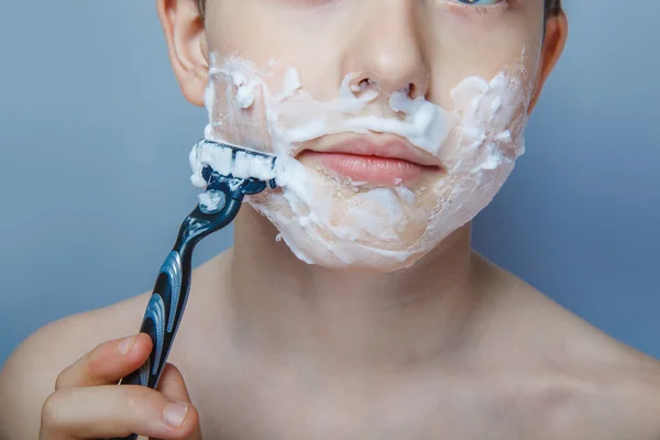 The boy of the European appearance decade person shaves, shaving — Stock Photo, Image