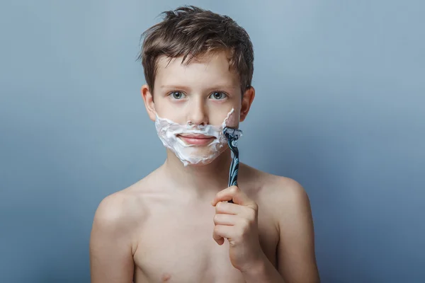 The boy of the European appearance decade person shaves, shaving — Stock Photo, Image