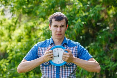 her ikisi de bir saat tutan adam yeşil bir arka plan üzerinde Summe eller