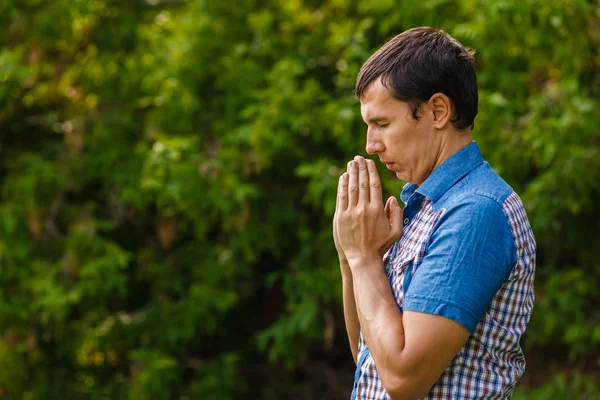 The man in the street to pray to God on a green background leave — Stock Photo, Image