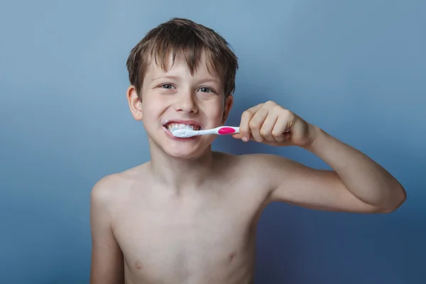 A boy of 10 years of European  appearance naked torso brushing — Stock Photo, Image