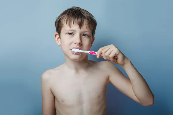 Een jongen van 10 jaar van Europees uiterlijk naakte torso borstelen h — Stockfoto