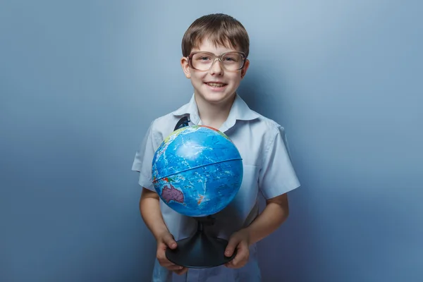 Un ragazzo di 10 anni di apparenza europea con bicchieri in mano — Foto Stock