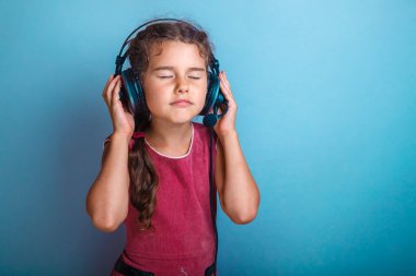 Büyük headphon ile müzik dinlemek genç kız çocuk gözleri kapalı