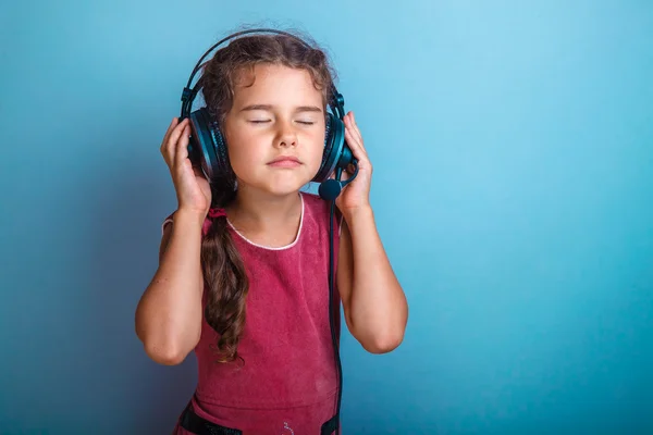 Teen dziewczyna dziecka oczy zamknięte, słuchając muzyki z wielkim headphon — Zdjęcie stockowe
