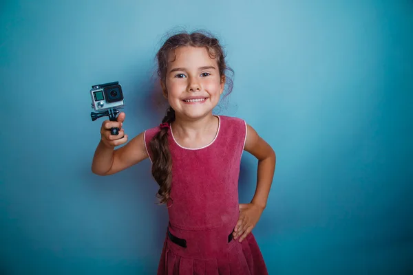 Adolescente menina criança leva seu celular gritando abriu a boca grito — Fotografia de Stock