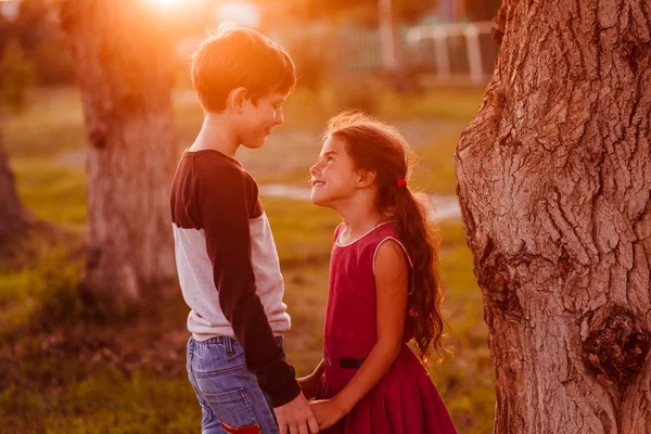 Çocuk kız gençler güneşler eller romantizm Dostluk aşk tutuyorsun — Stok fotoğraf
