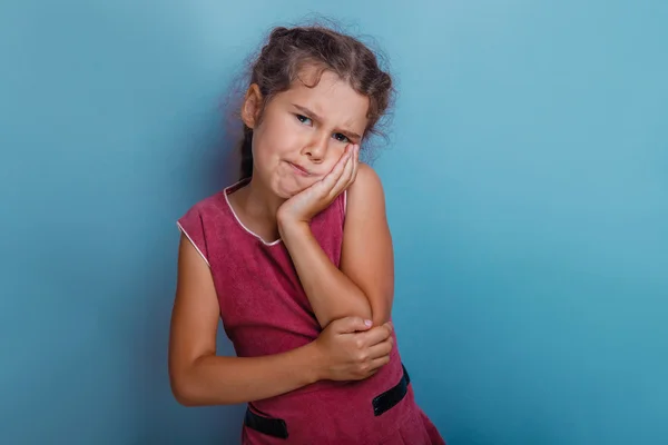 Девушка европейский внешний вид десятилетие зубная боль на синем фоне — стоковое фото