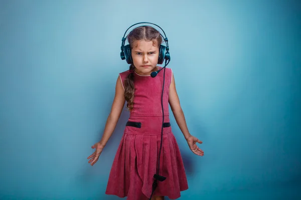 Niezadowolony zły teen dziewczyna z słuchawki słuchać muzyki — Zdjęcie stockowe