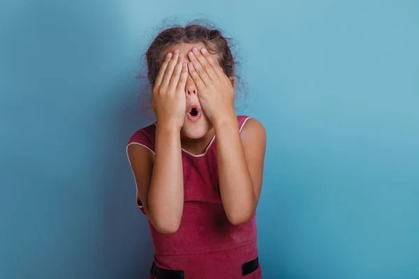 Ragazza aspetto europeo decennio chiuso gli occhi con le mani opene — Foto Stock