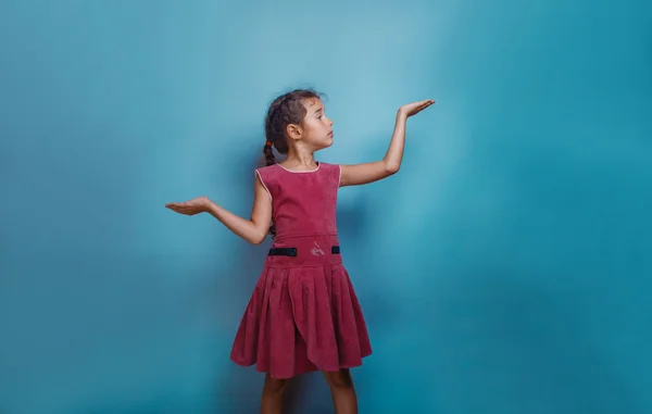 Menina aparência europeia dez anos mostra gestos escalas mãos sobre — Fotografia de Stock