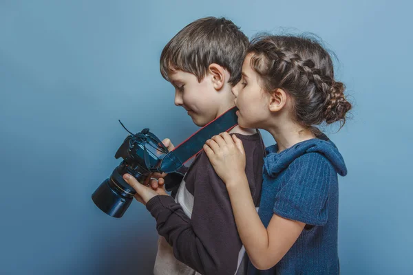 Хлопчик-підліток з дівчиною дивиться фотографії на камеру — стокове фото
